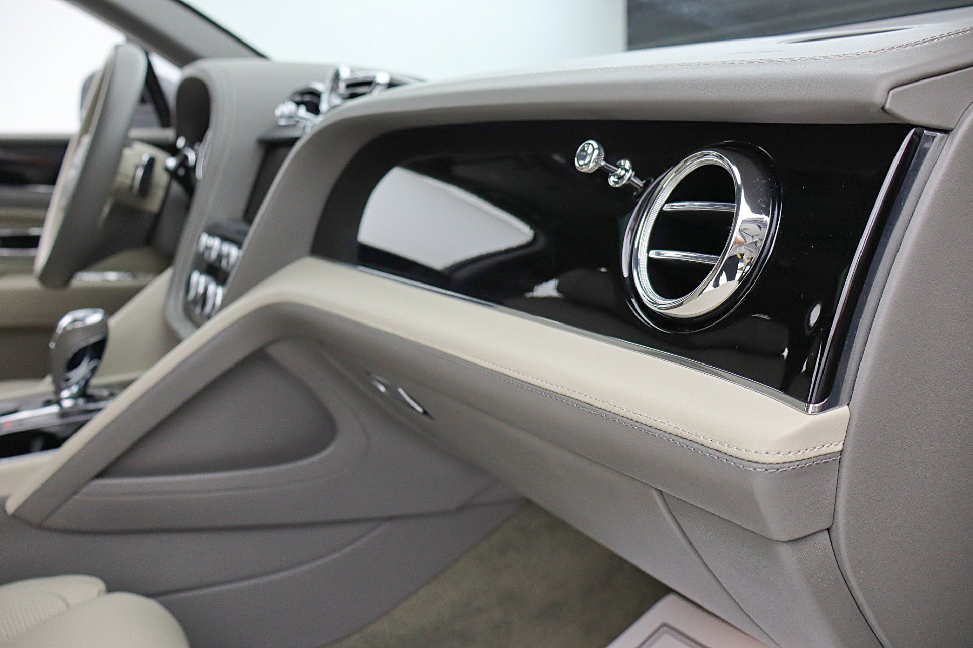 Used 2024 Bentley Bentayga Extended Wheelbase AWD/4WD image 35