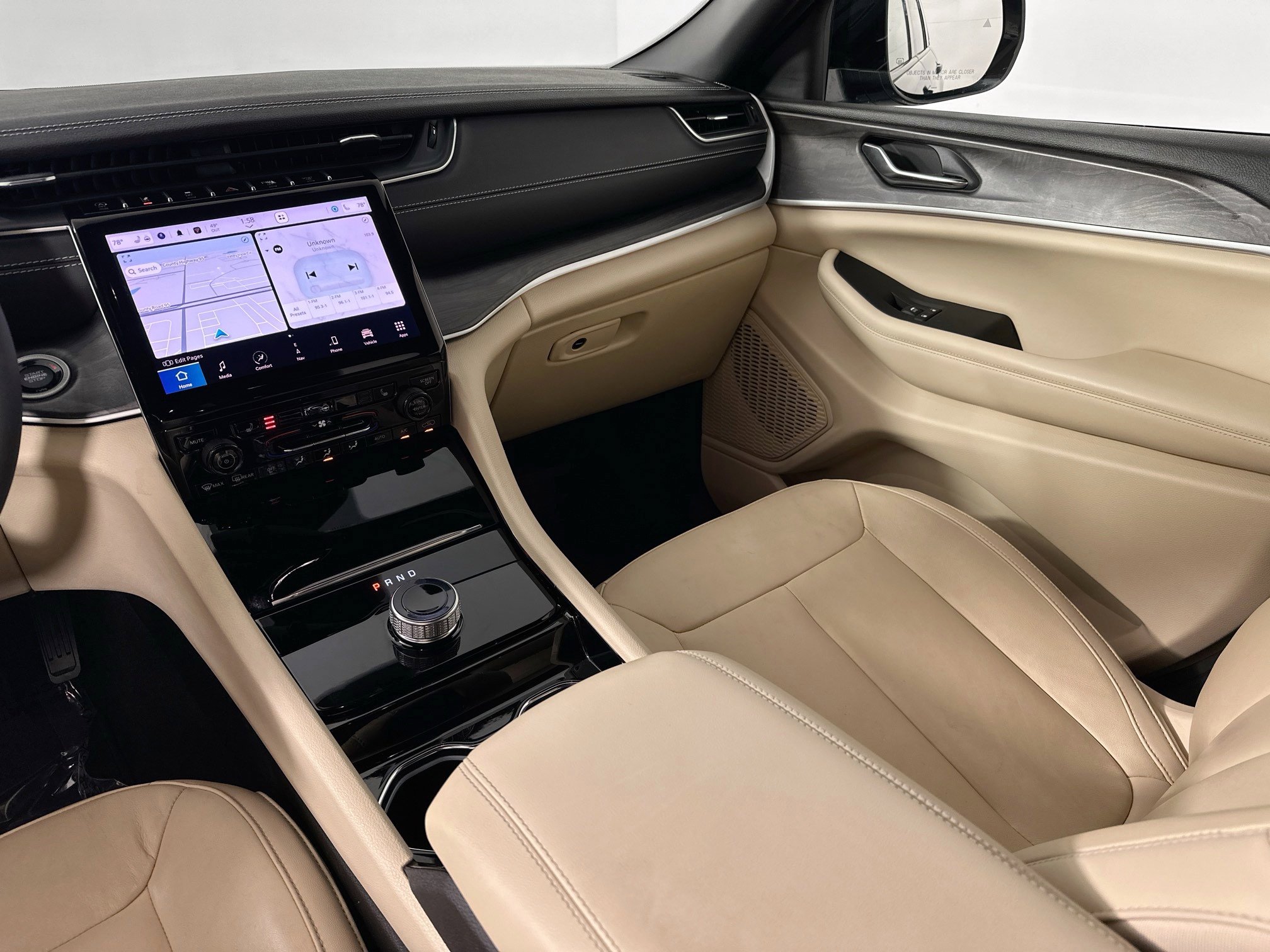 Used 2023 Jeep Grand Cherokee Limited w/ Black Appearance Package image 23