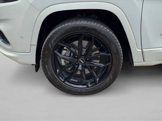 Used 2019 Jeep Cherokee Overland w/ Technology Group AWD/4WD image 9