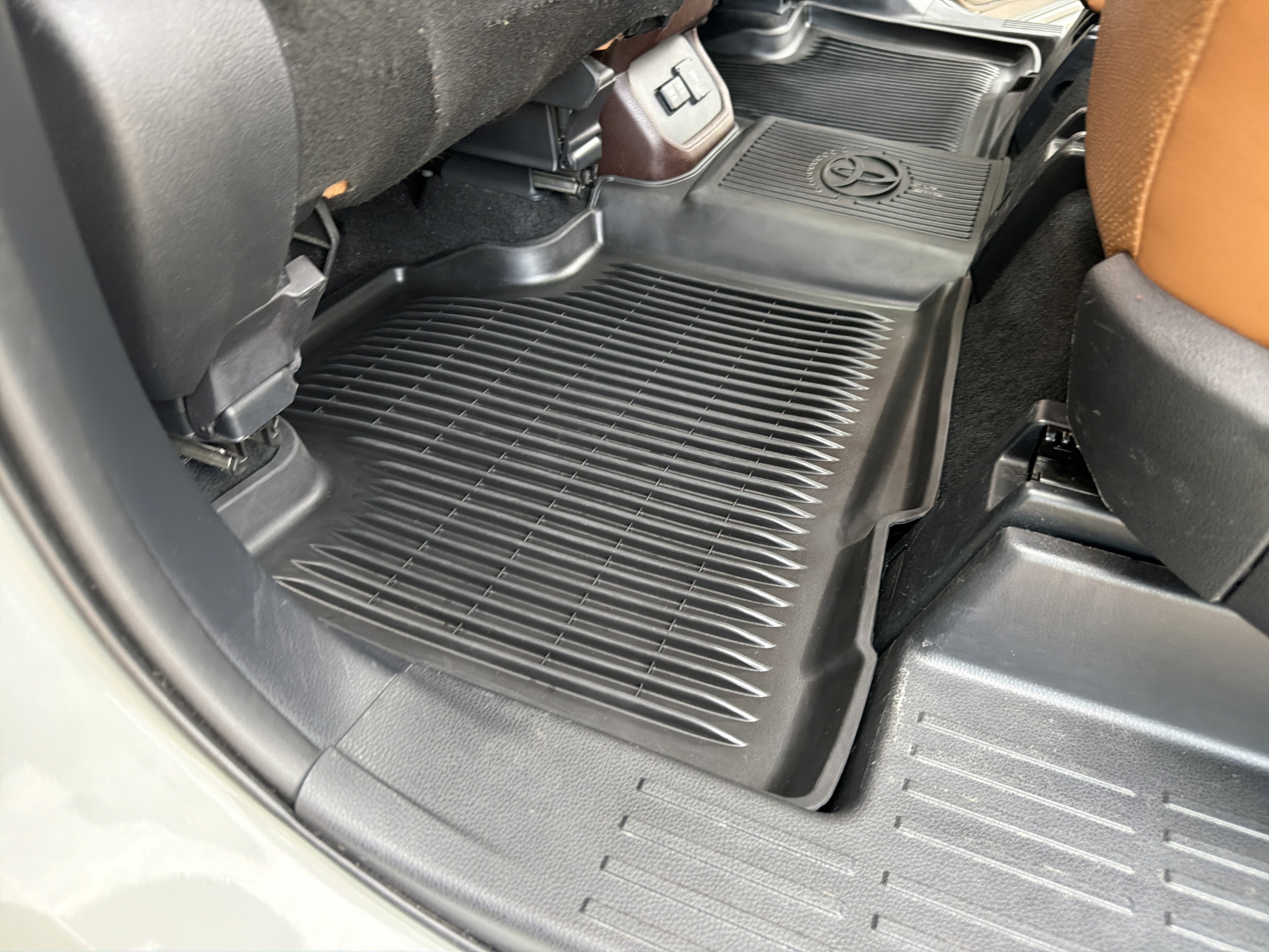 Used 2020 Toyota Highlander Platinum FWD image 28