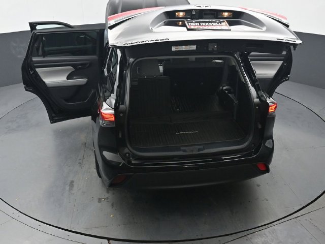 Used 2023 Toyota Highlander LE AWD/4WD image 48