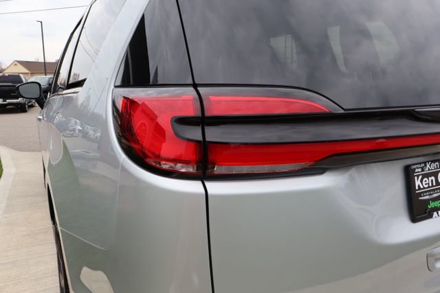 New 2026 Chrysler Pacifica Limited FWD image 37