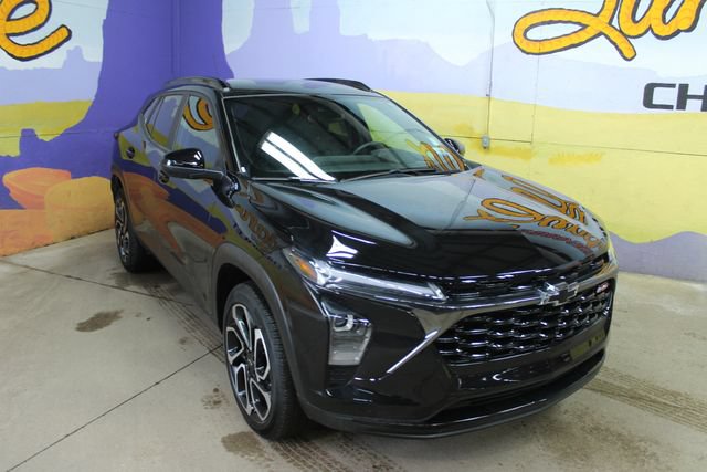 Used 2025 Chevrolet Trax RS FWD image 2