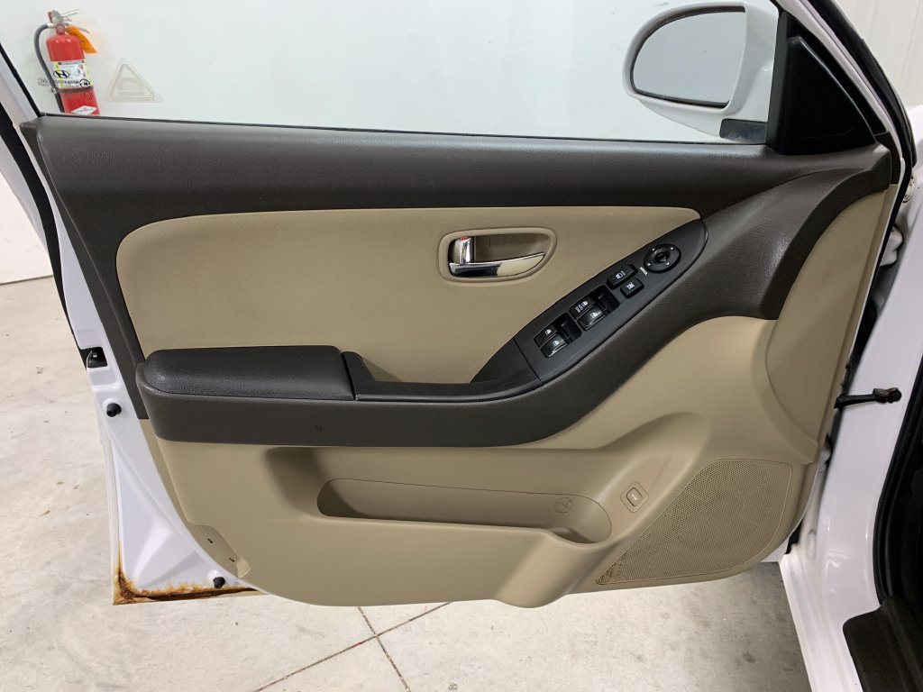 Used 2010 Hyundai Elantra GLS FWD image 17