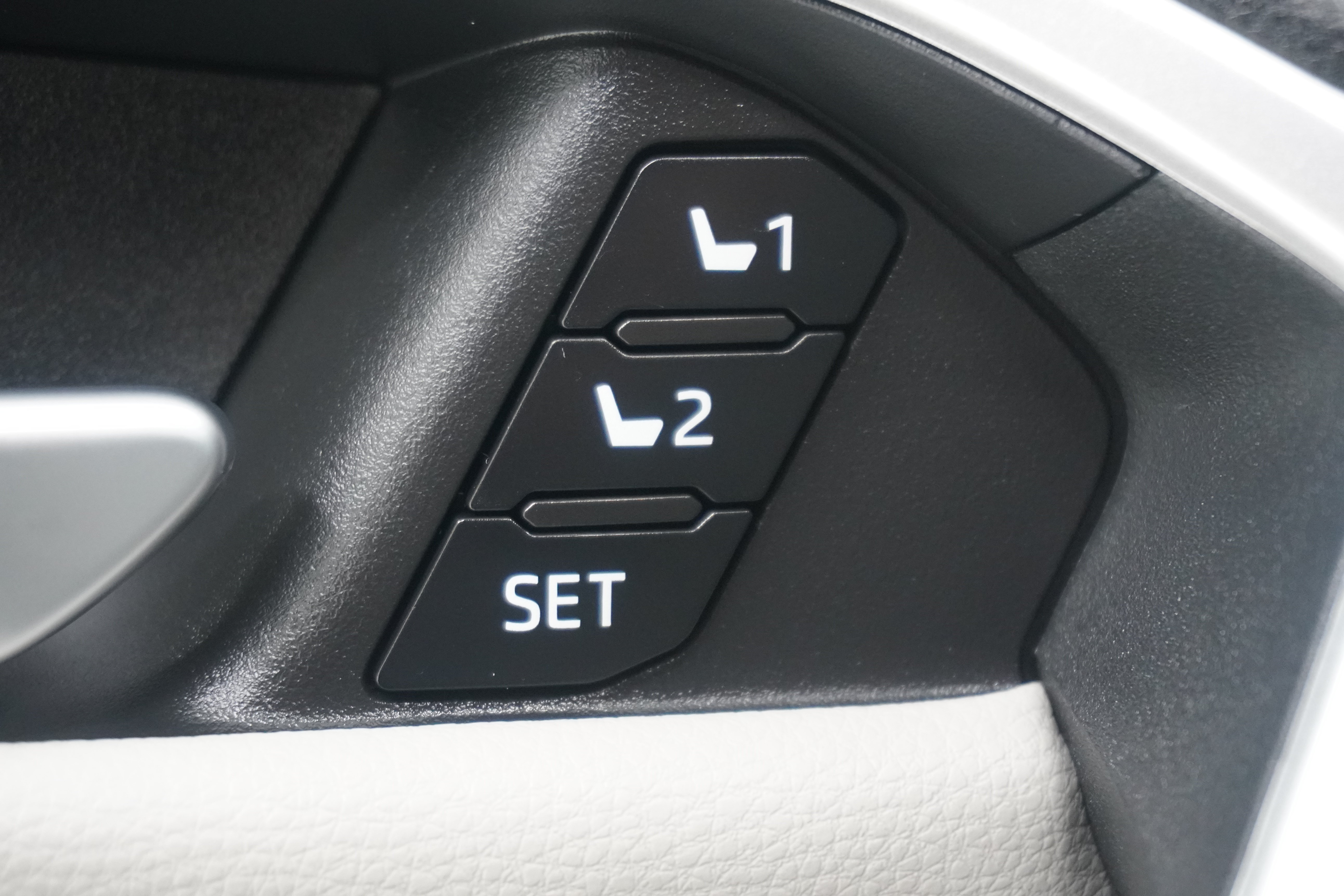 Used 2023 Toyota RAV4 Limited FWD image 16