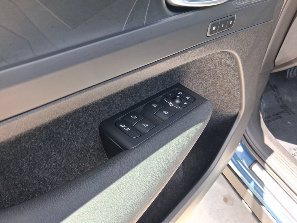 Certified 2023 Volvo XC40 Recharge Plus AWD/4WD image 16