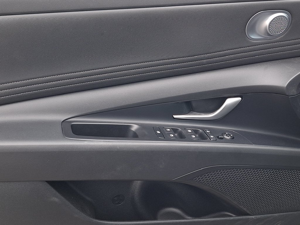 Certified 2024 Hyundai Elantra Limited FWD image 9