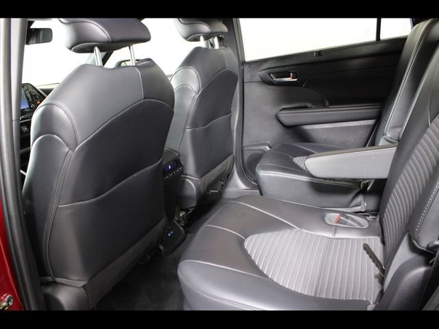 Used 2022 Toyota Highlander XSE FWD image 10