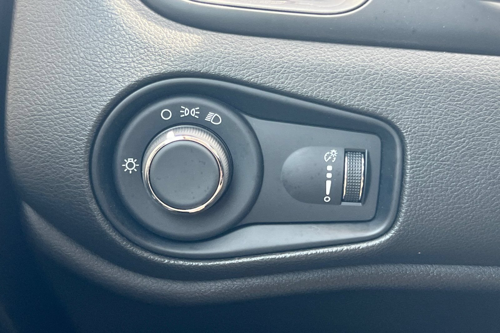 Used 2023 Jeep Renegade Latitude AWD/4WD image 36