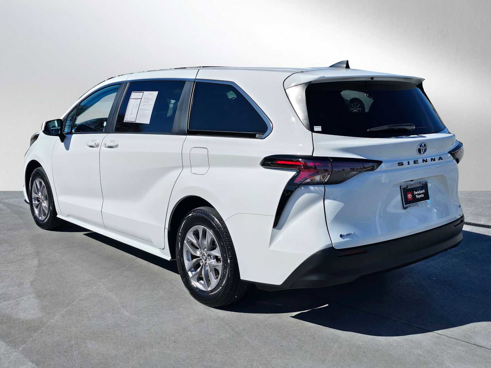 Certified 2025 Toyota Sienna LE FWD image 5