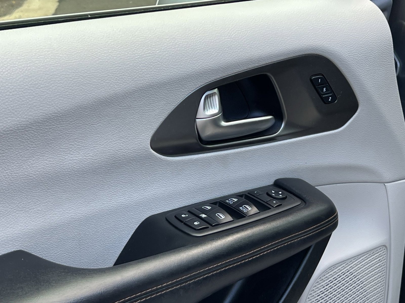 Used 2020 Chrysler Pacifica Touring-L image 14