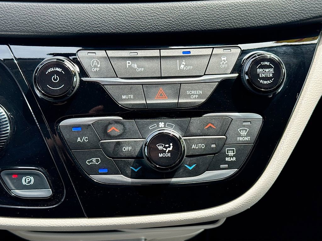 Used 2024 Chrysler Pacifica Touring-L FWD image 19