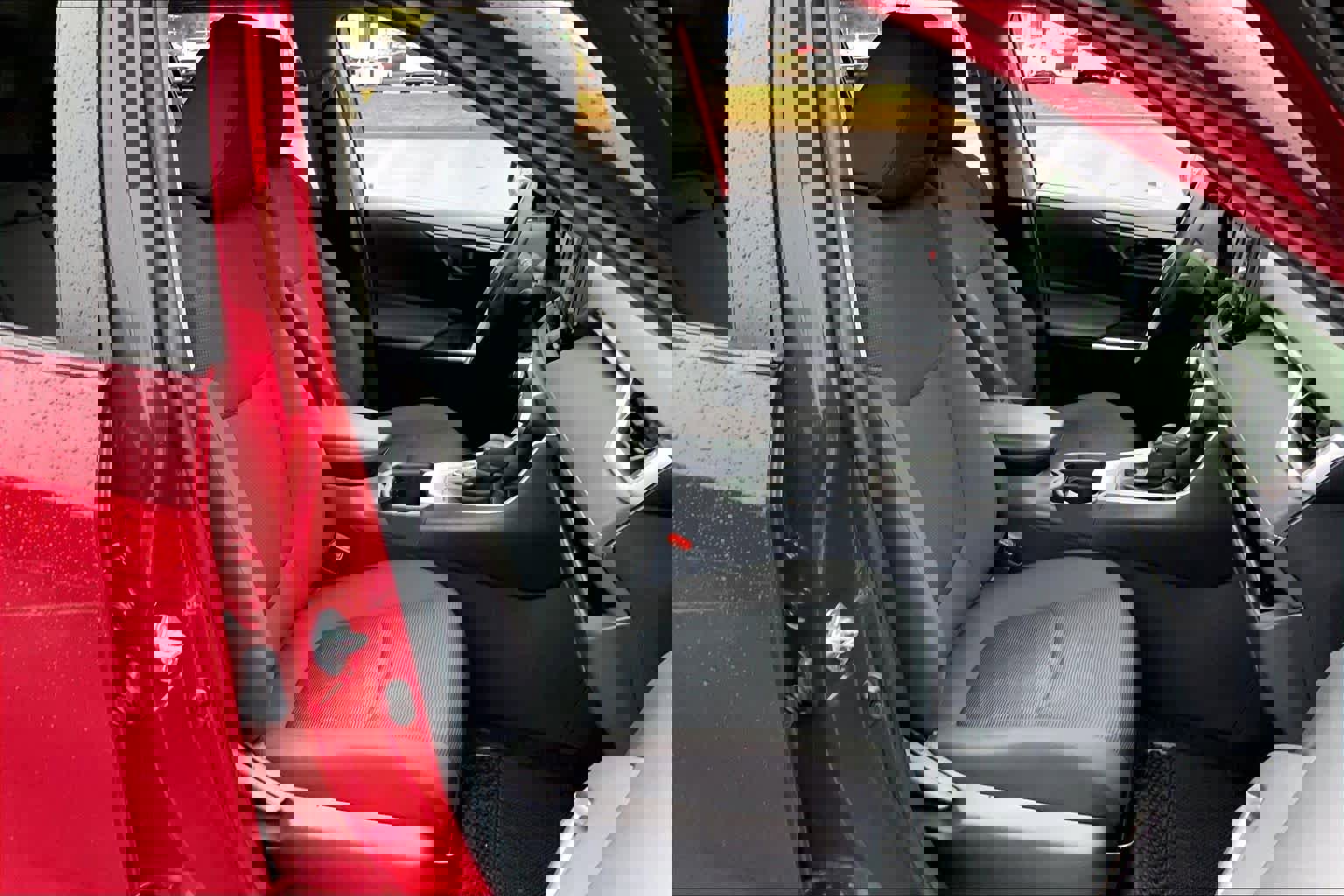 Used 2021 Toyota RAV4 LE image 9