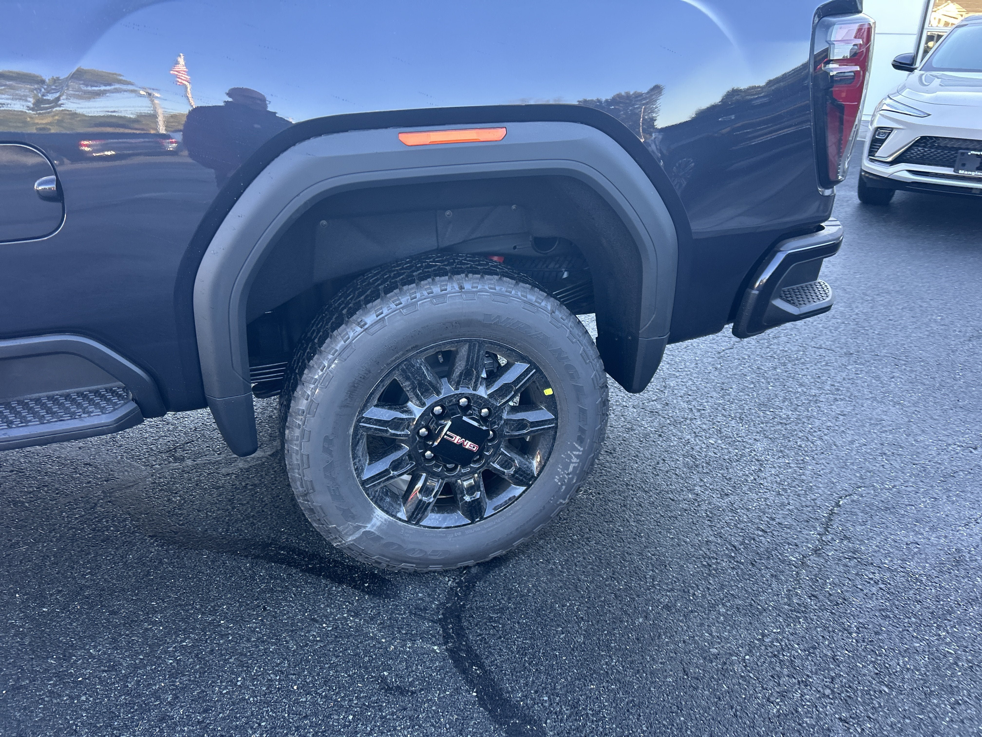 New 2026 GMC Sierra 2500 AT4 w/ AT4 Premium Plus Package AWD/4WD image 7
