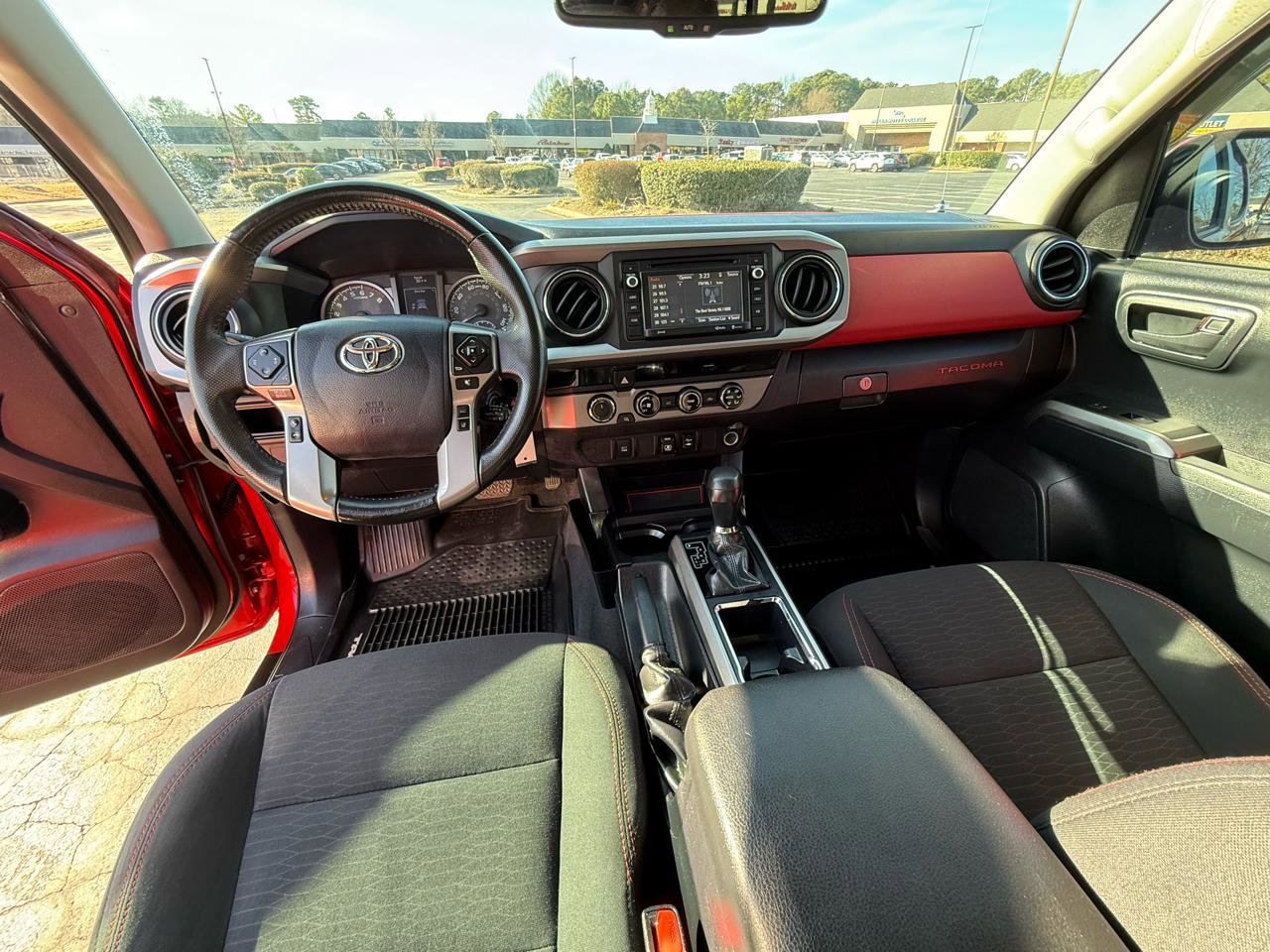 Used 2018 Toyota Tacoma SR5 AWD/4WD image 14