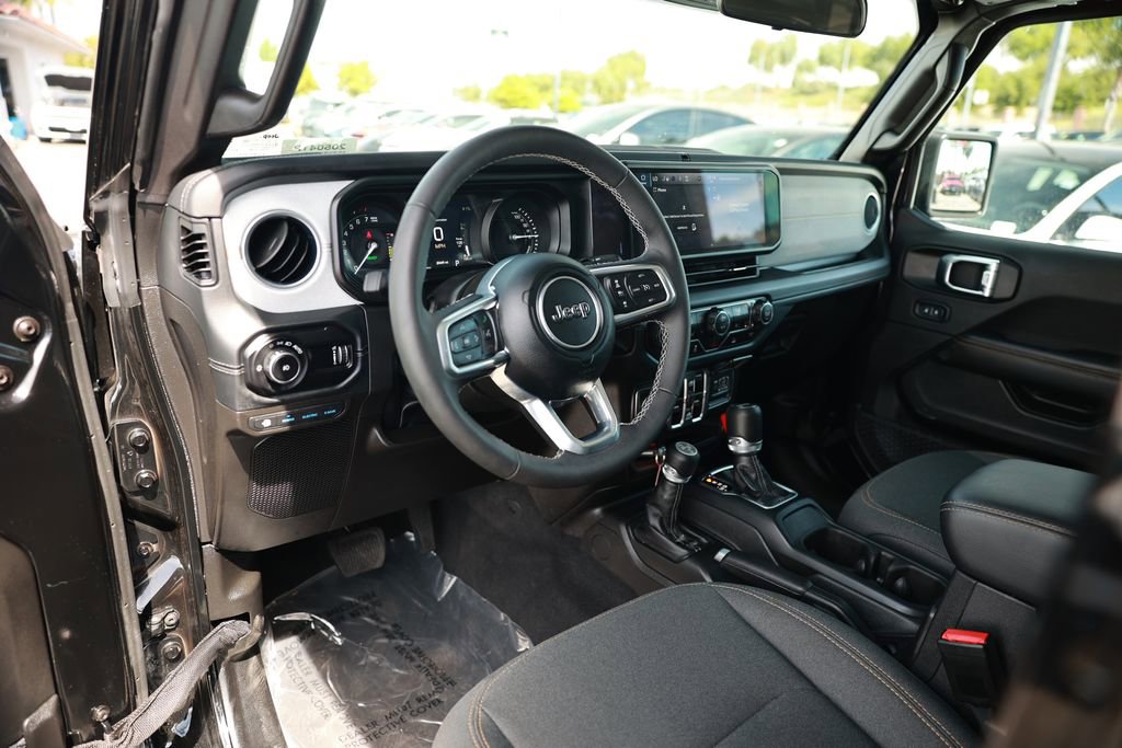 Used 2025 Jeep Wrangler Unlimited Sahara image 17