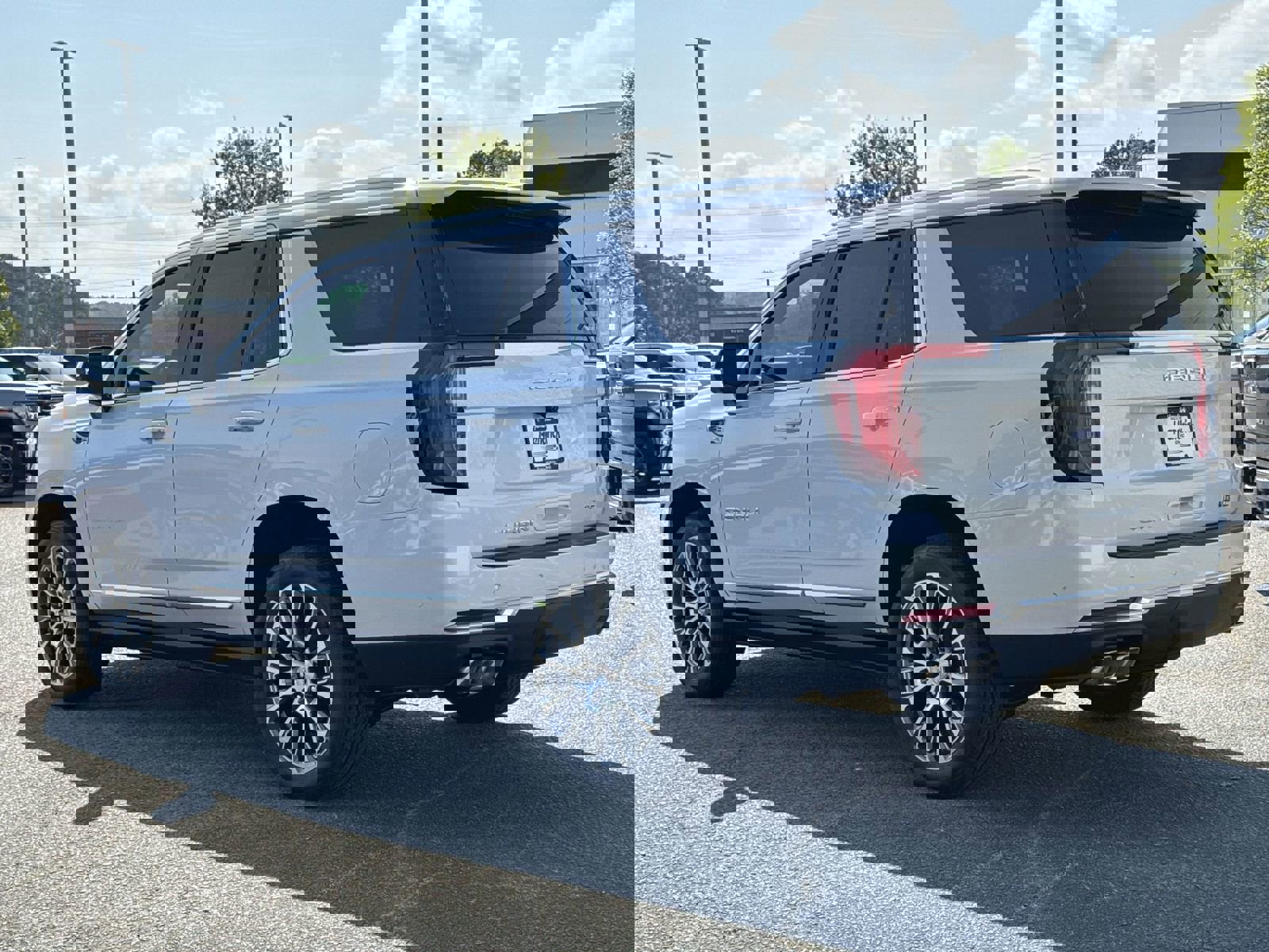 Used 2026 GMC Yukon Denali w/ Sun & Power Step Package AWD/4WD image 8