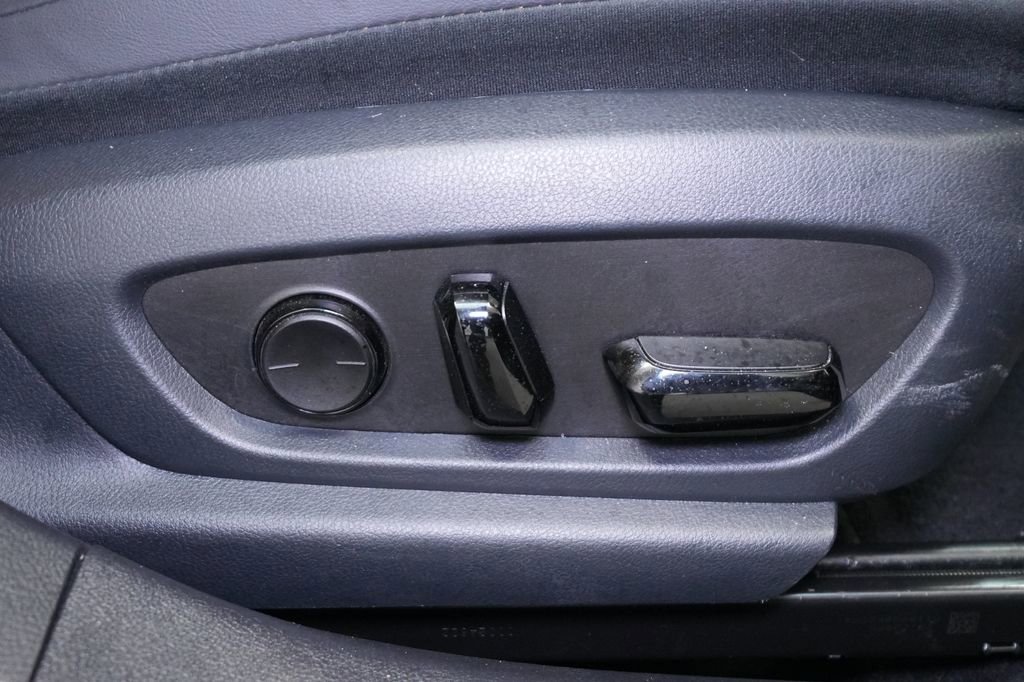 Used 2023 Lexus ES 350 Luxury w/ Accessory Package (Z2) image 29