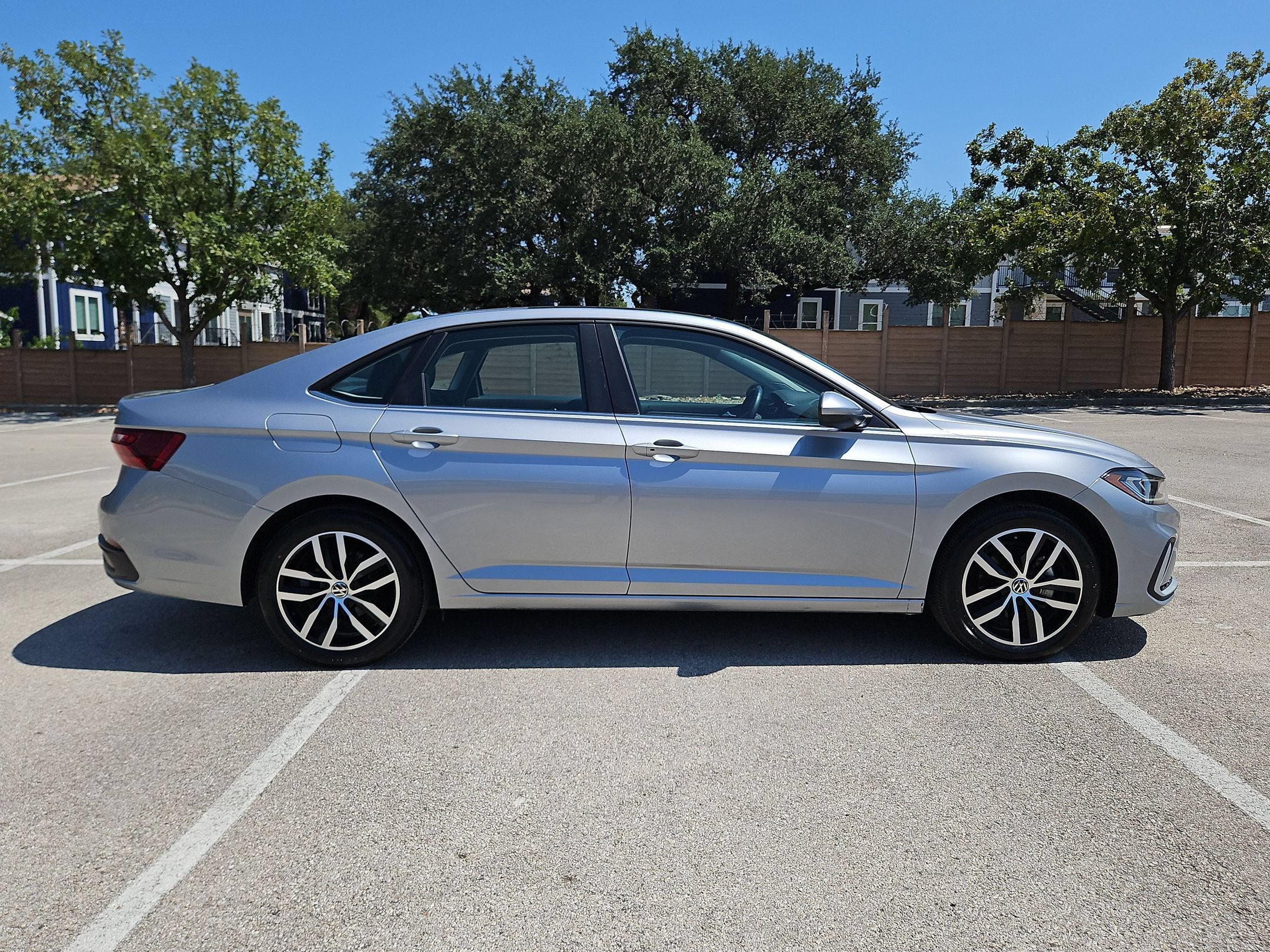 Used 2025 Volkswagen Jetta SE FWD image 2