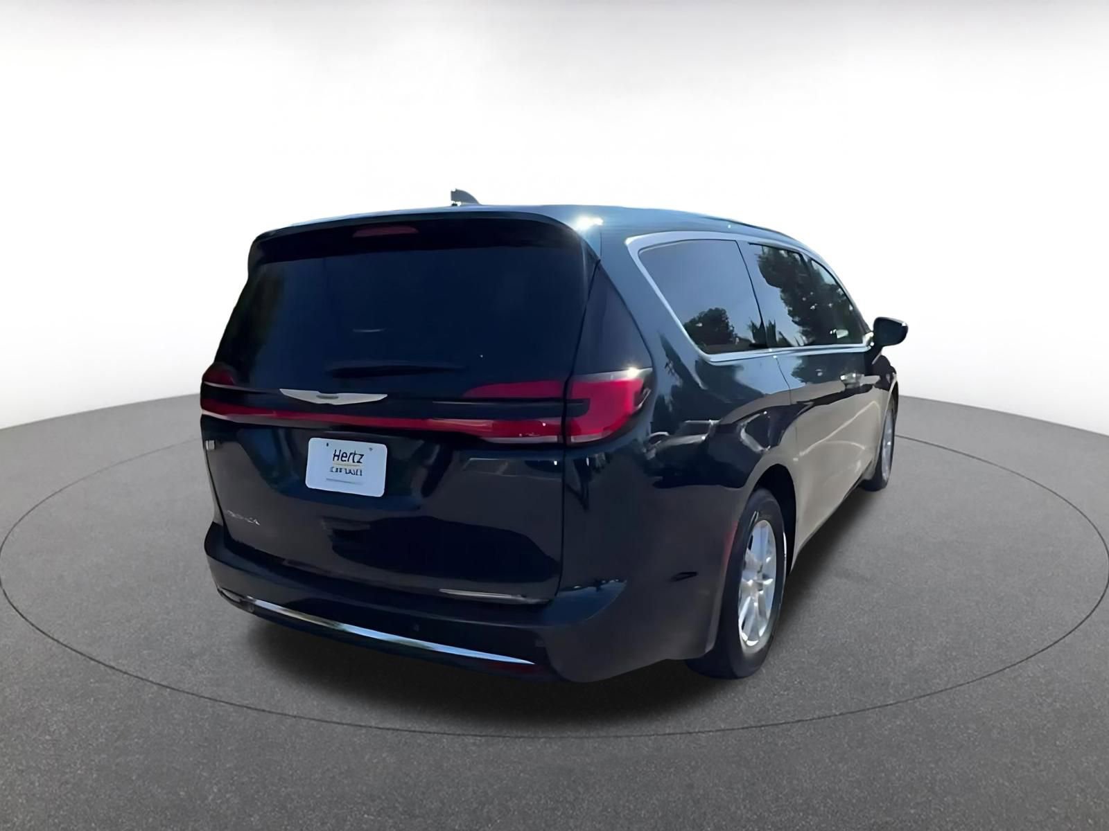 Used 2025 Chrysler Pacifica Select image 14