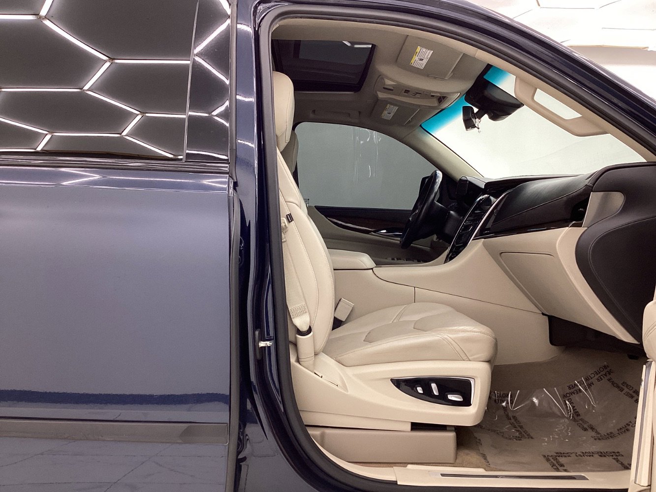 Used 2020 Cadillac Escalade Luxury image 15