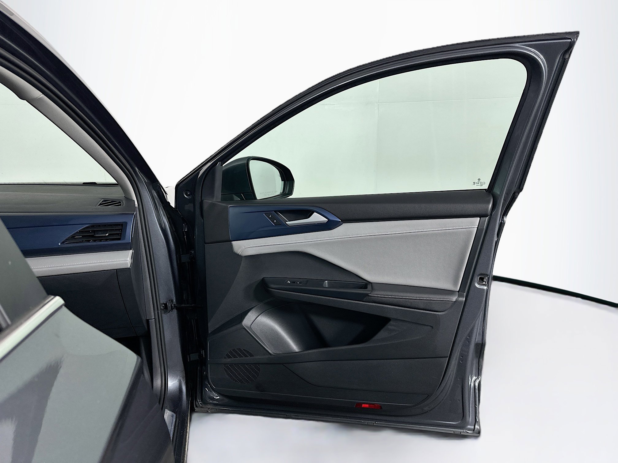 Used 2024 Volkswagen Taos SE image 31