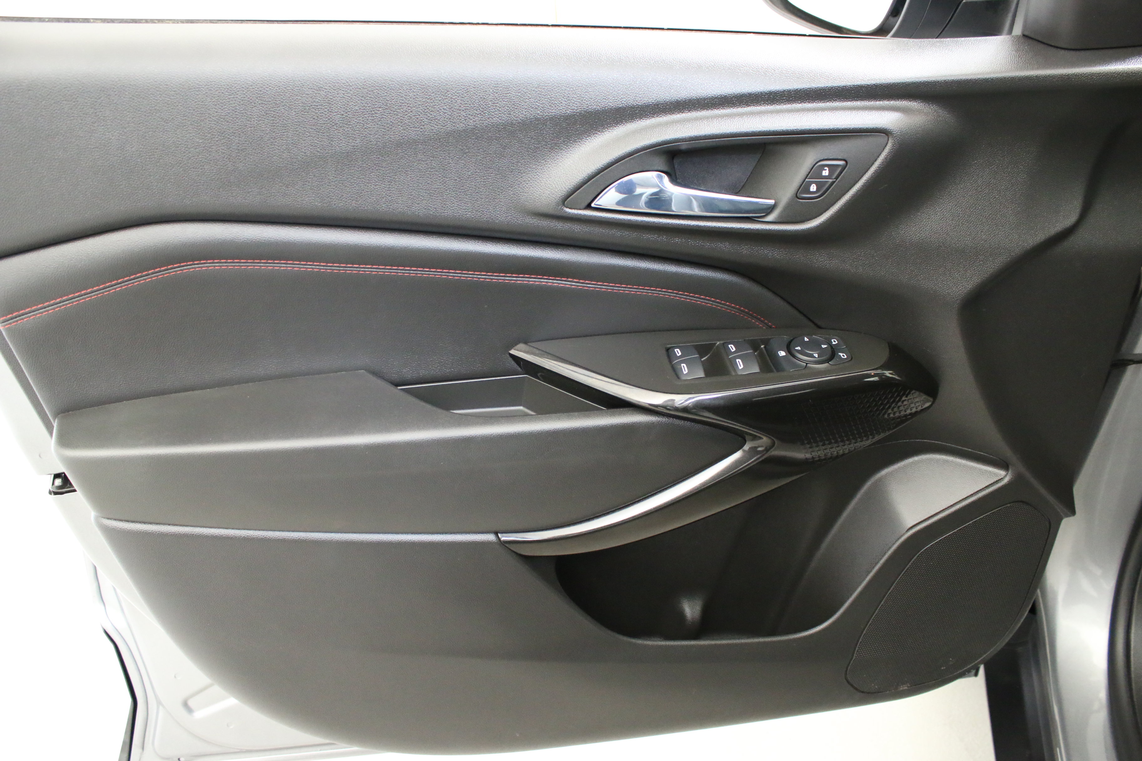 Used 2024 Chevrolet Trax RS w/ Driver Confidence Package FWD image 13