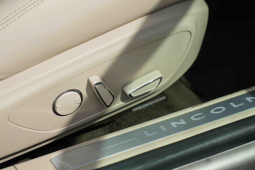 Used 2020 Lincoln MKZ FWD image 14