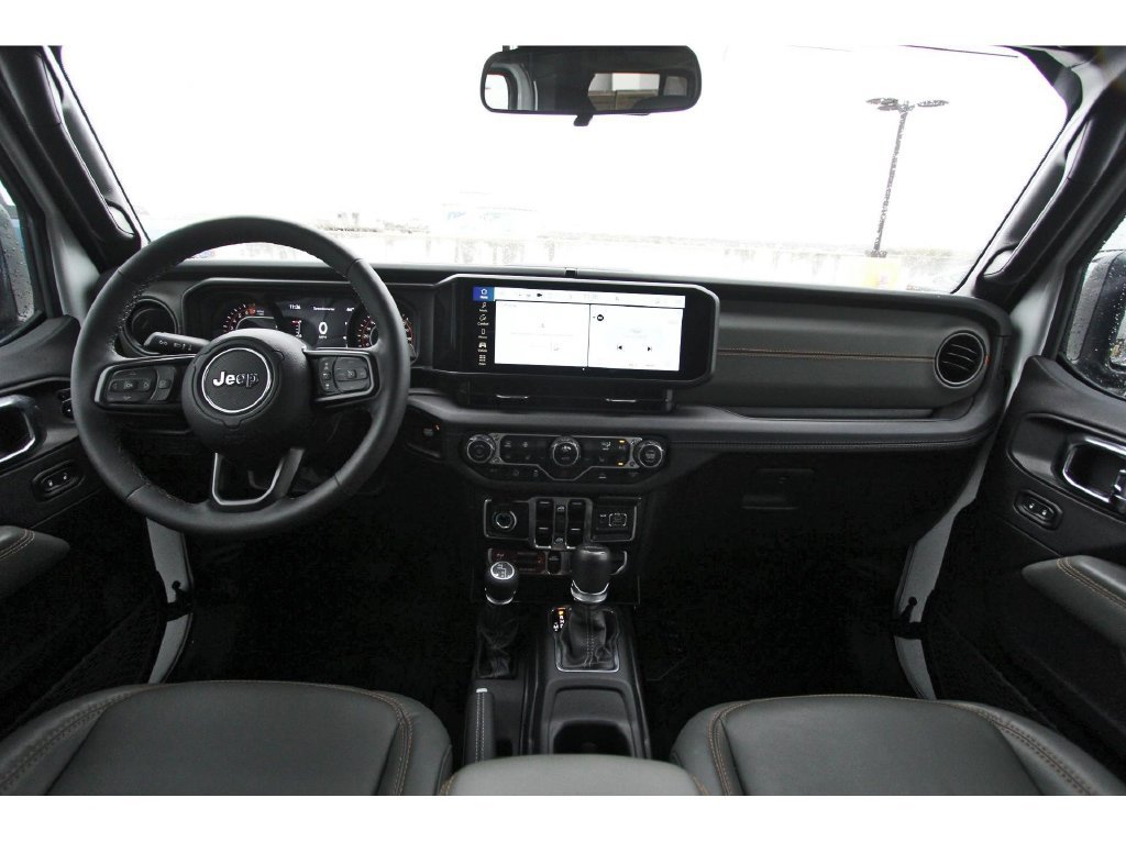 Used 2025 Jeep Gladiator Mojave w/ Convenience Group AWD/4WD image 9