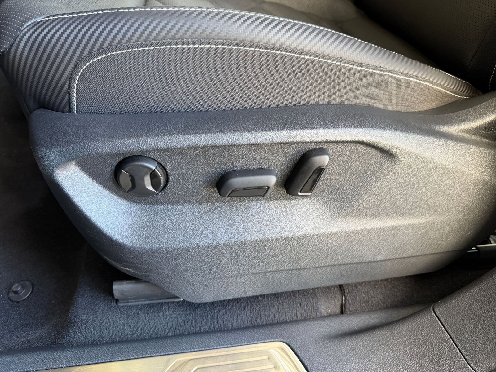 Used 2025 Volkswagen Atlas Cross Sport SE image 23