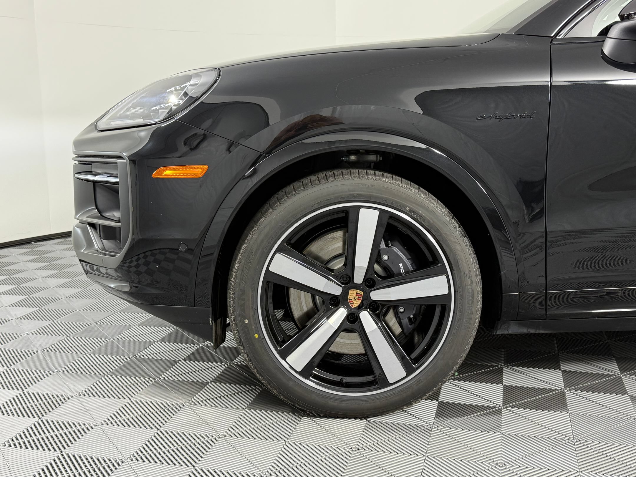 Certified 2026 Porsche Cayenne E-Hybrid Coupe AWD/4WD image 12