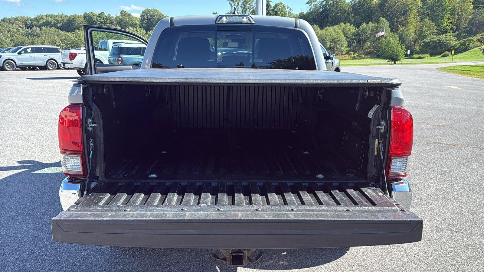 Used 2019 Toyota Tacoma SR5 AWD/4WD image 22