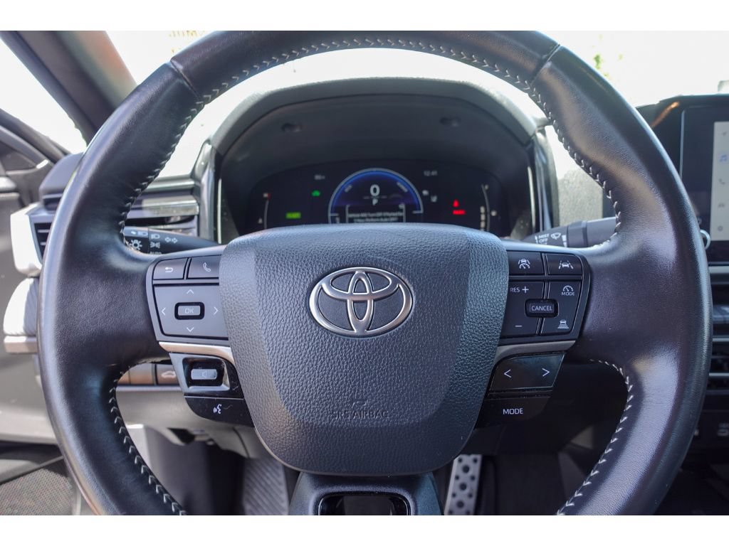 Used 2025 Toyota Camry SE FWD image 13