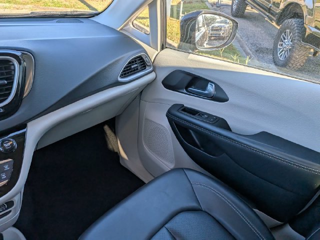 Used 2024 Chrysler Pacifica Touring-L FWD image 17