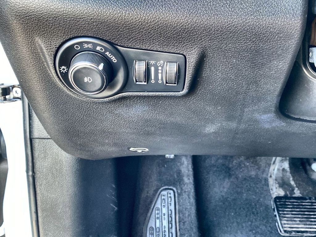 Used 2023 Jeep Compass Latitude image 17