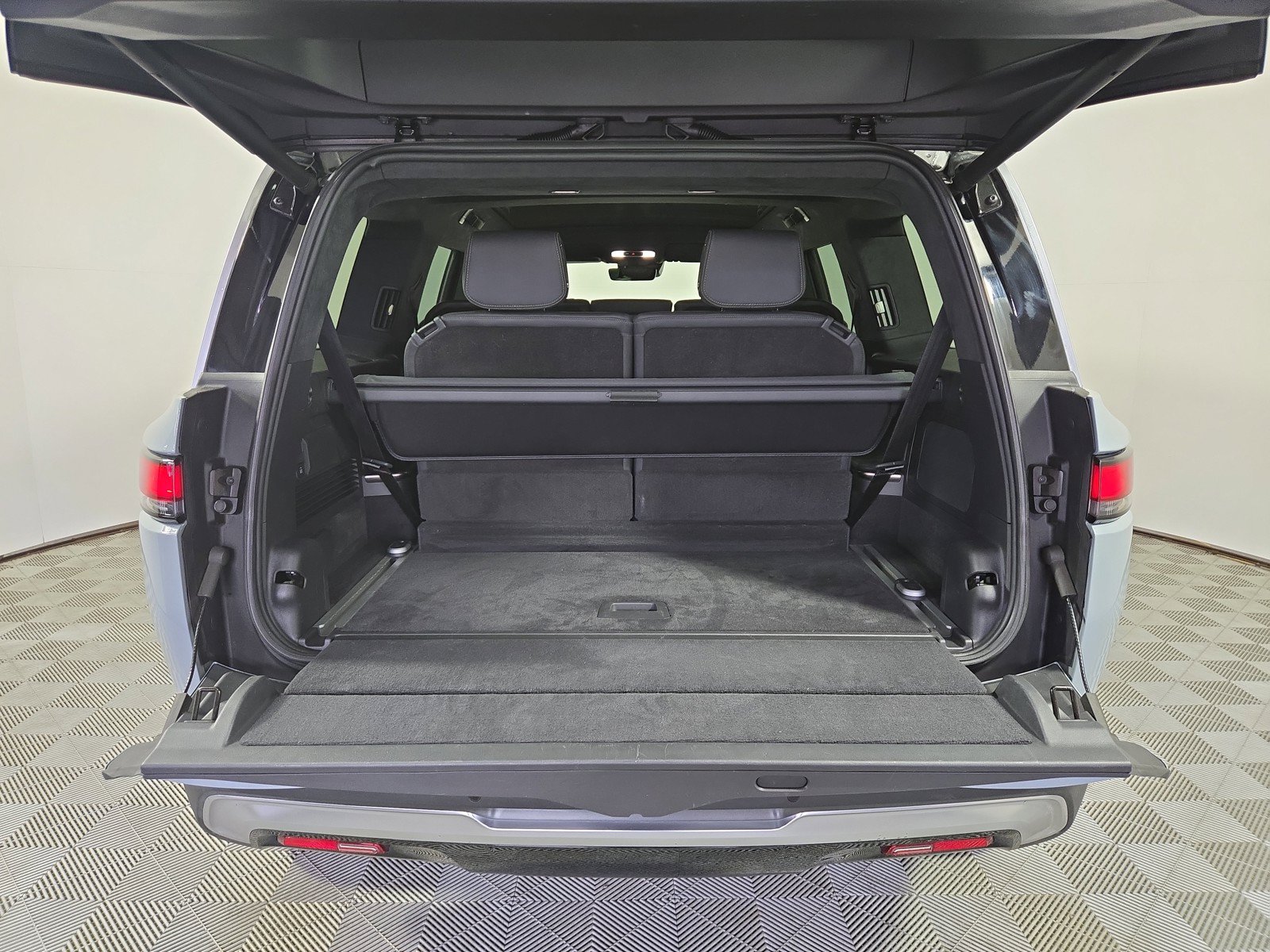 Used 2024 Rivian R1S Adventure AWD/4WD image 15