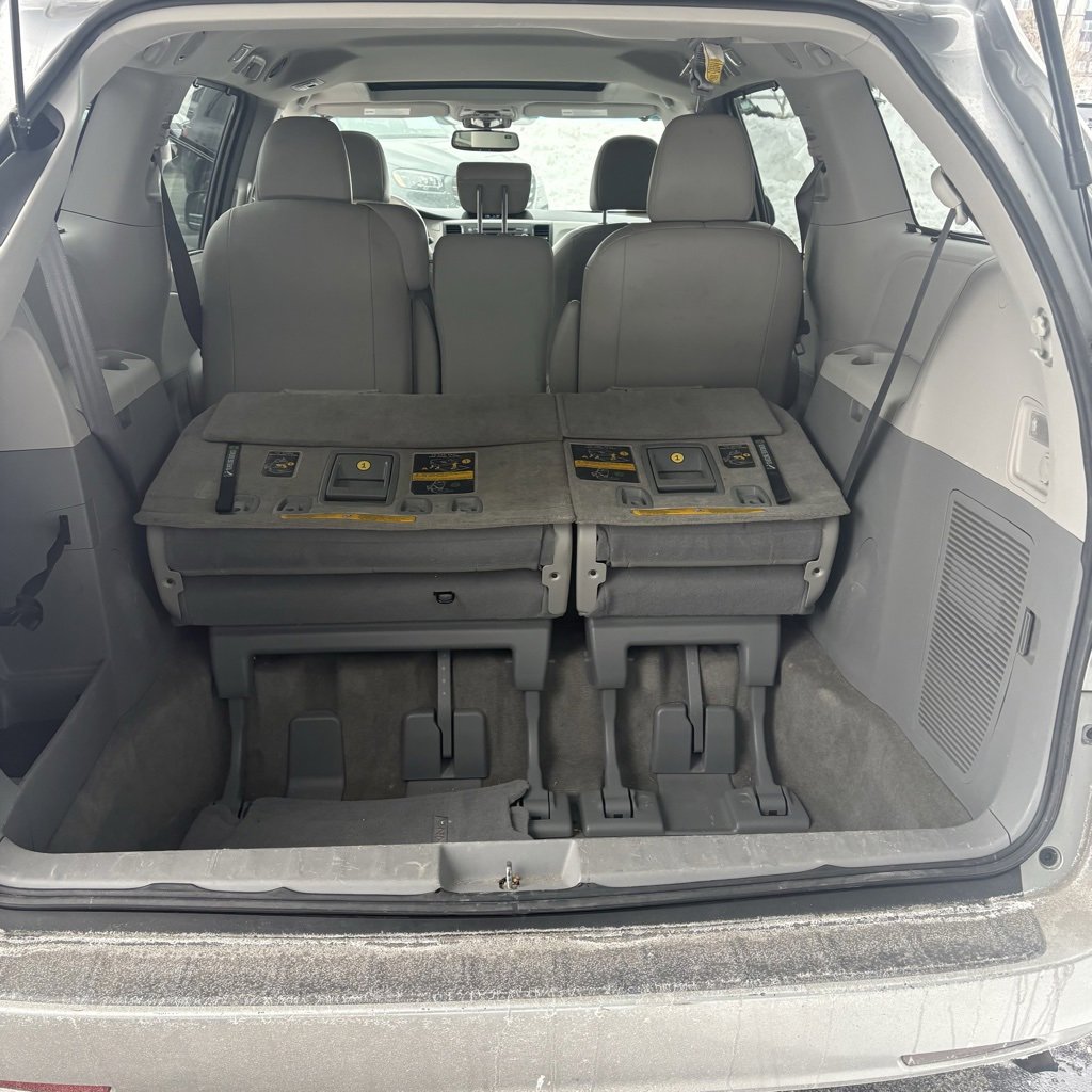 Used 2014 Toyota Sienna XLE image 17