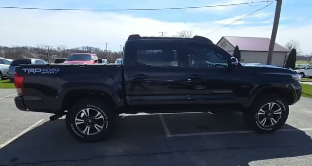 Used 2016 Toyota Tacoma TRD Sport image 2