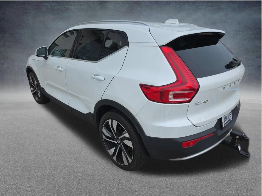 Used 2023 Volvo XC40 B5 Plus w/ Driver Assist Package AWD/4WD image 7