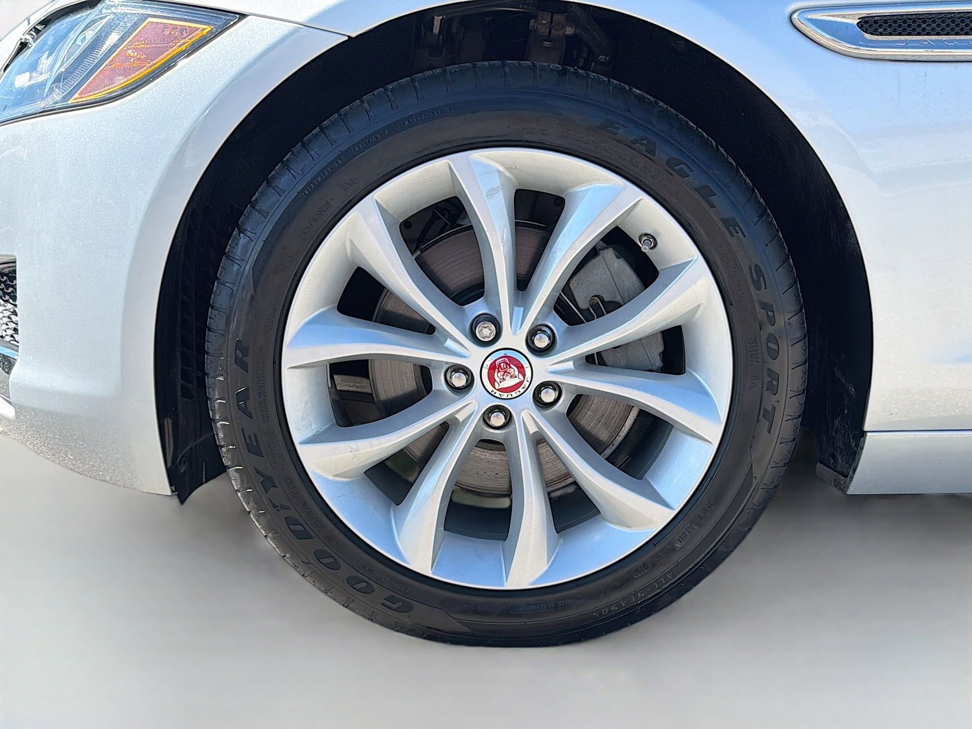 Used 2018 Jaguar XF Premium image 41