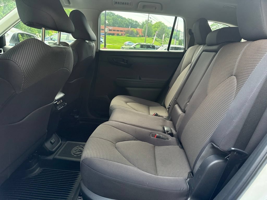 Used 2022 Toyota Highlander LE AWD/4WD image 12