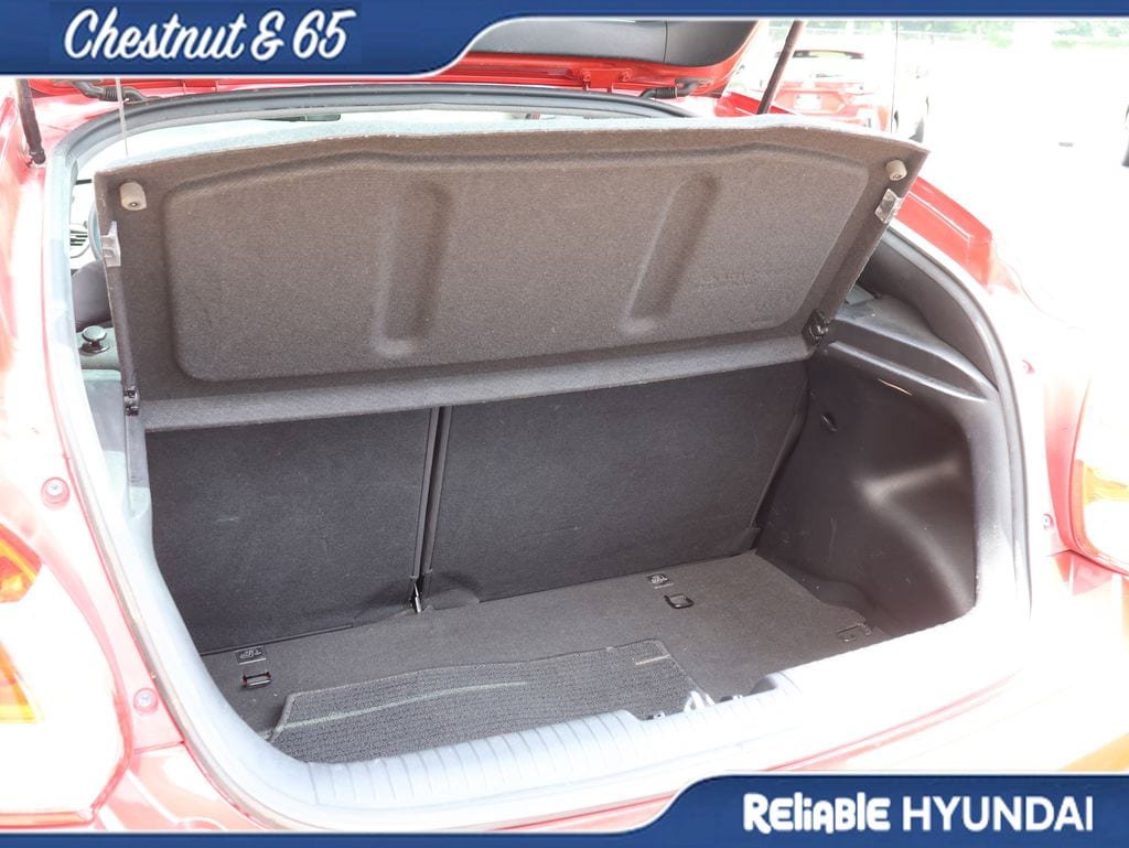 Used 2016 Hyundai Veloster FWD image 16