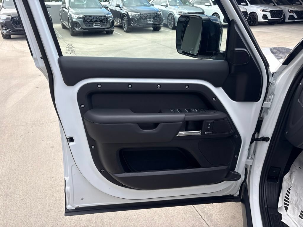 Used 2025 Land Rover Defender 130 X-Dynamic SE AWD/4WD image 10