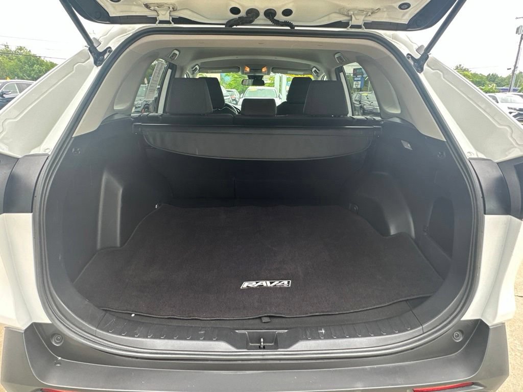Used 2020 Toyota RAV4 LE w/ Carpet Mat Package AWD/4WD image 30