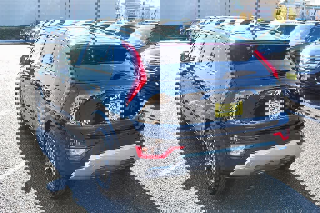 Used 2023 Kia Niro EX image 7