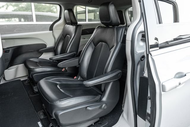 Used 2022 Chrysler Pacifica Touring-L image 13