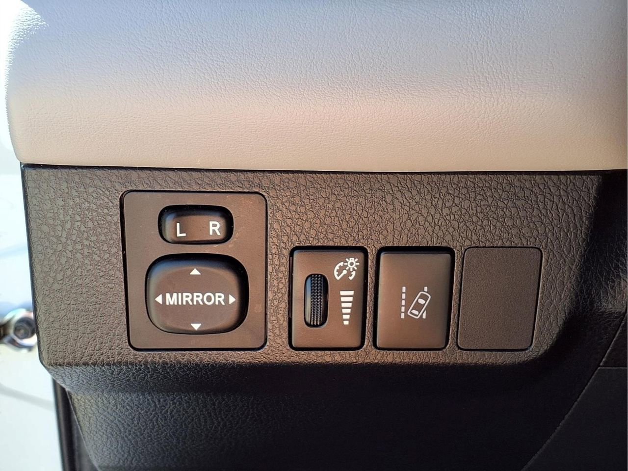 Used 2018 Toyota RAV4 XLE AWD/4WD image 17