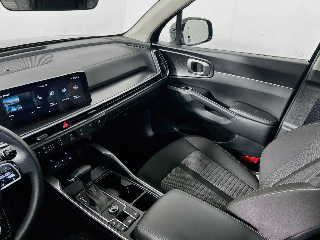Certified 2025 Kia Sorento LX FWD image 22