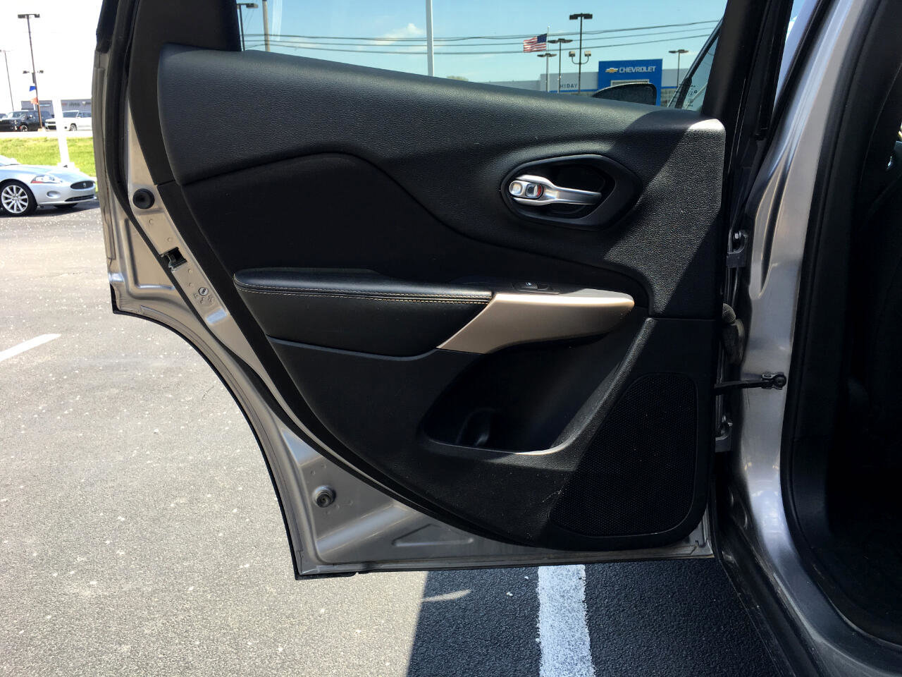 Used 2017 Jeep Cherokee Latitude w/ Safety/Convenience Group image 19