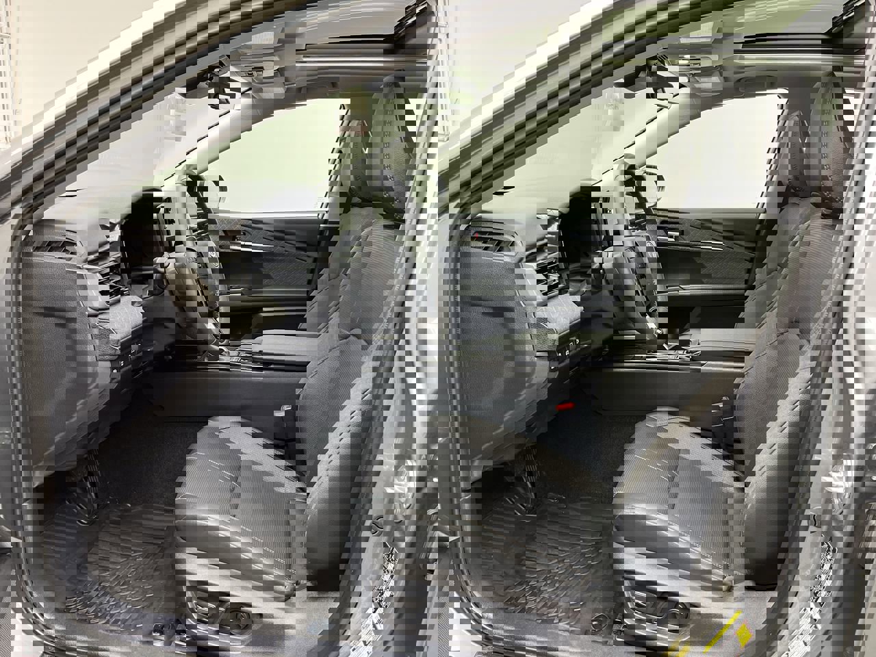 Used 2025 Toyota Camry XLE image 3